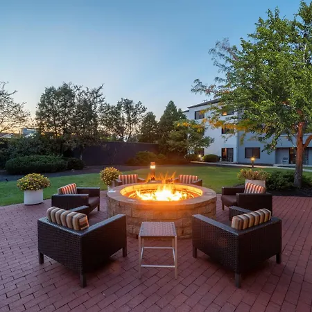 Courtyard Columbus Airport Hotel