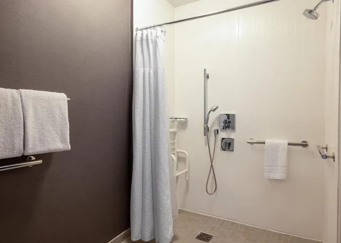 Courtyard Airport Hotel 3*