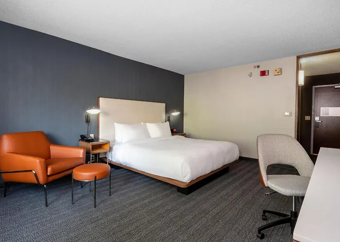 Courtyard Airport Hotel 3*