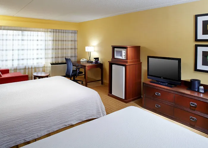 Courtyard Airport Hotel 3*