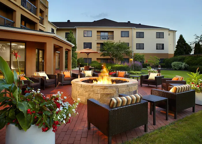 Courtyard Airport 3*