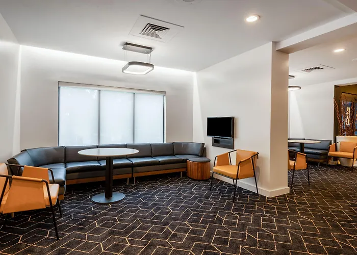 Courtyard Airport Hotel 3*
