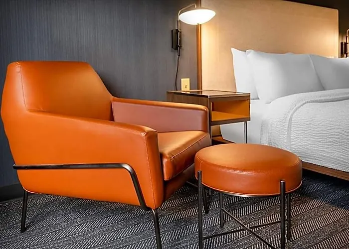 Courtyard Airport Hotel 3*