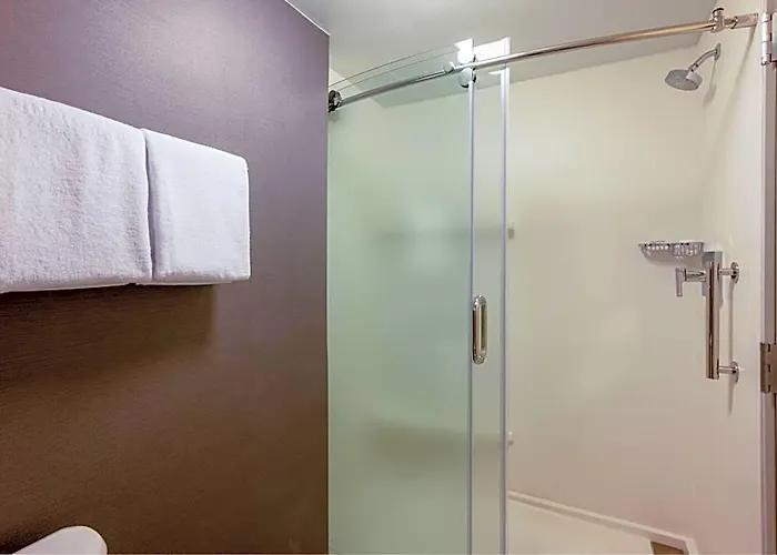 Courtyard Airport Hotel 3*