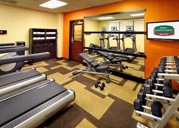 Courtyard Airport Hotel 3*