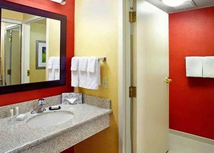 Courtyard Airport Hotel 3*