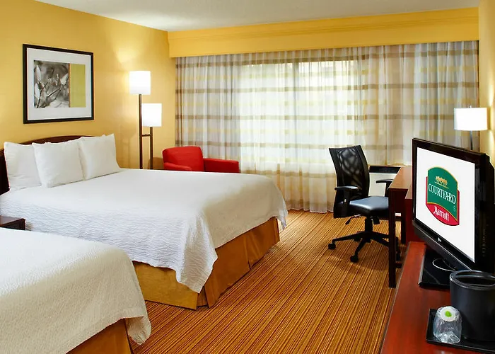 Courtyard Airport 3*