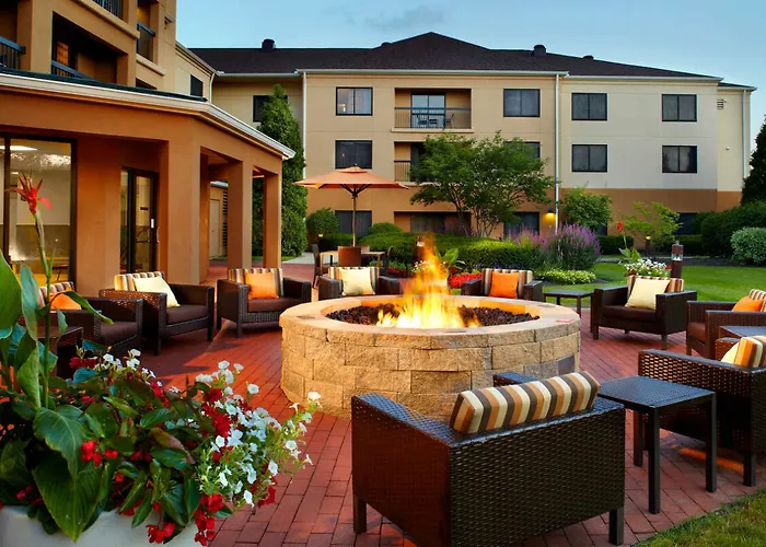 Courtyard Airport Hotel 3*